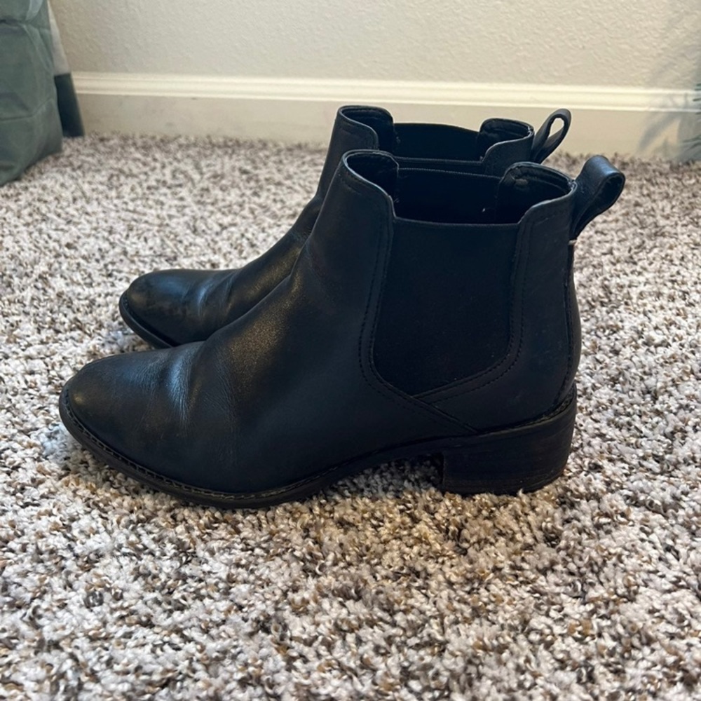 Cole Haan black Chelsea boots. 1in heel.